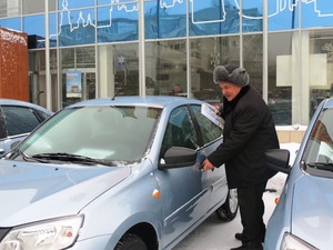 Оренбуржцы, которые пострадали на производстве,  получили автомобили